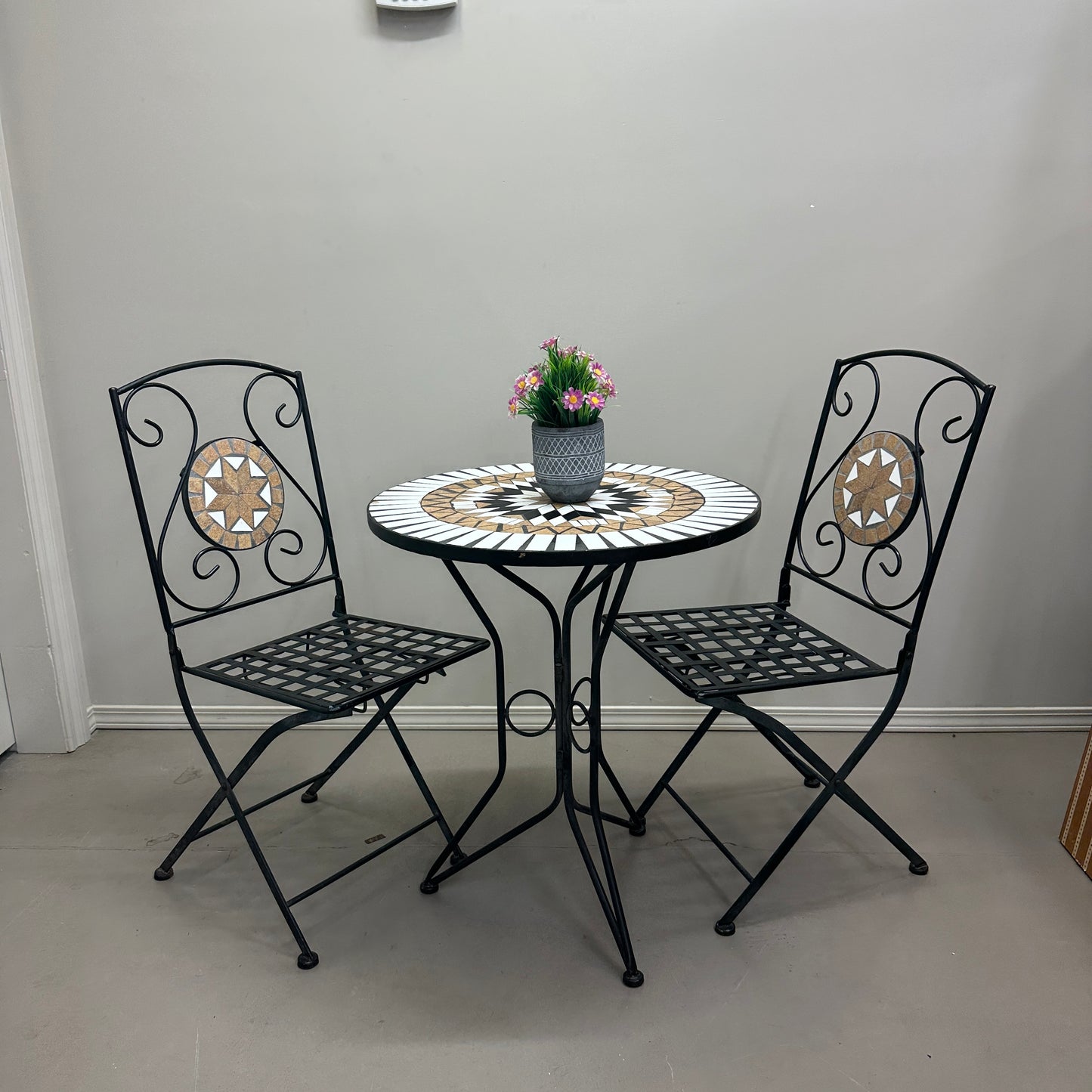 Bistro Mosaic Round Table and Chairs