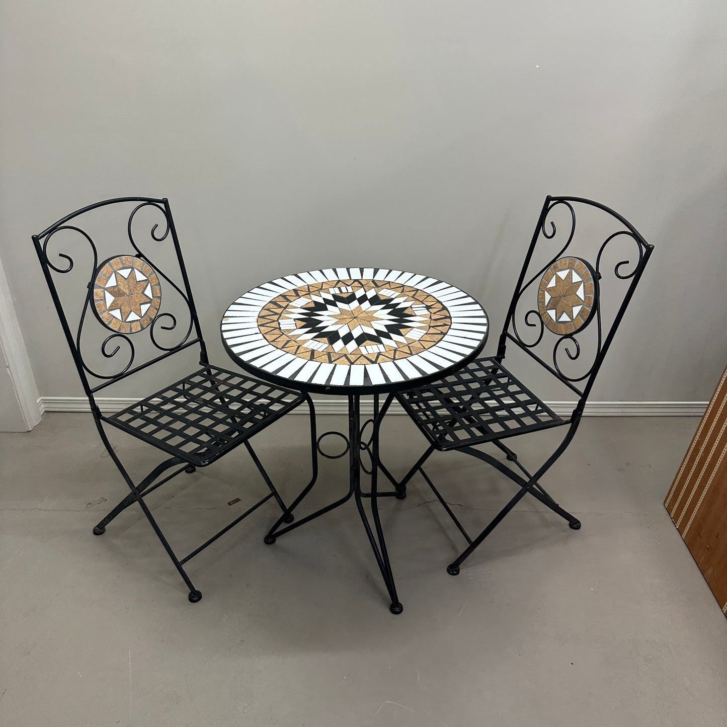 Bistro Mosaic Round Table and Chairs