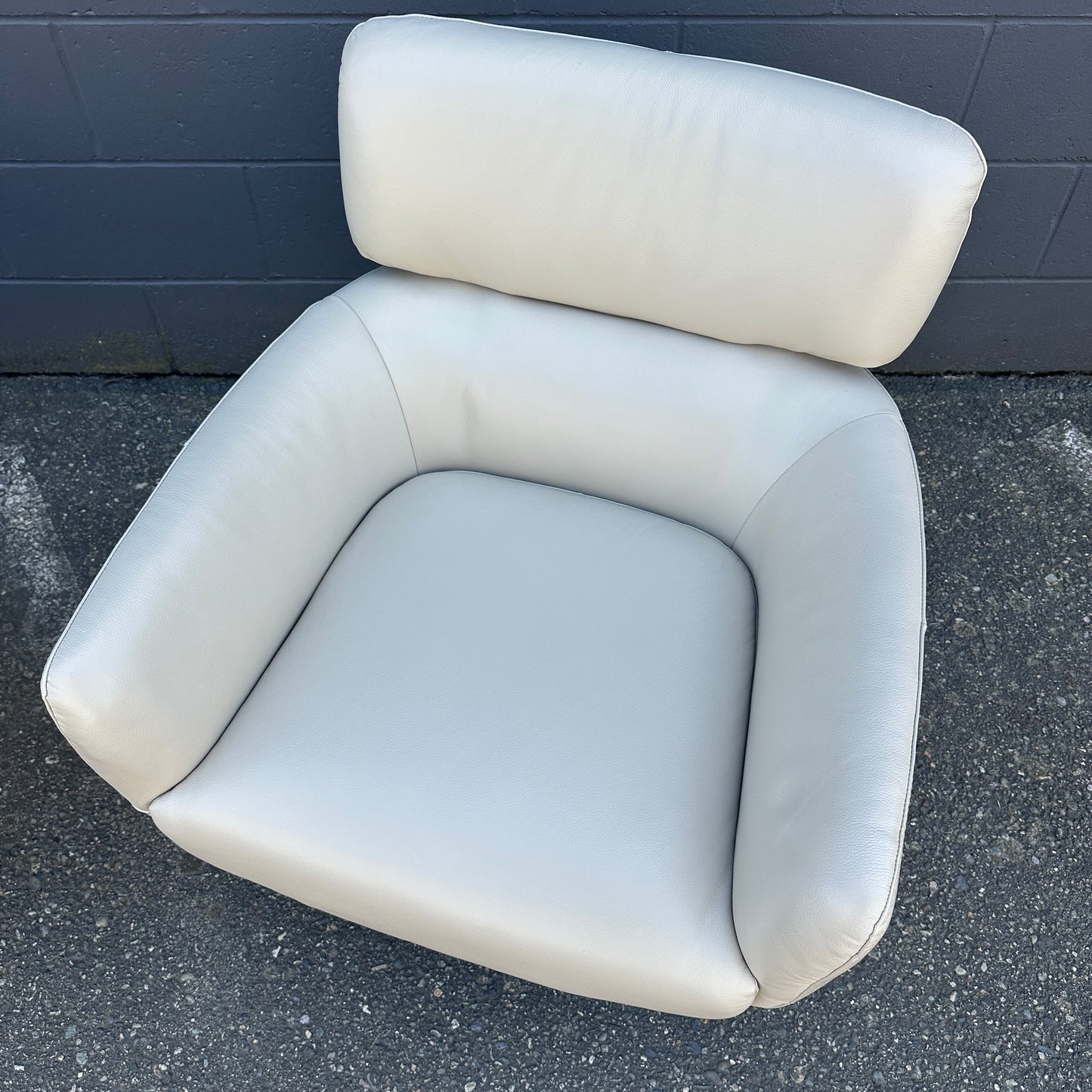 Saxon Leather Accent Chairs (x2)