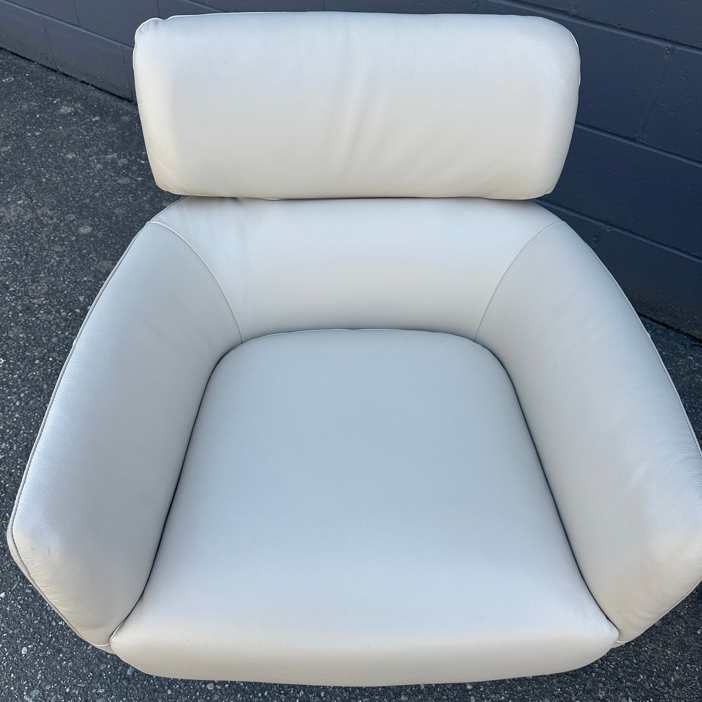 Saxon Leather Accent Chairs (x2)
