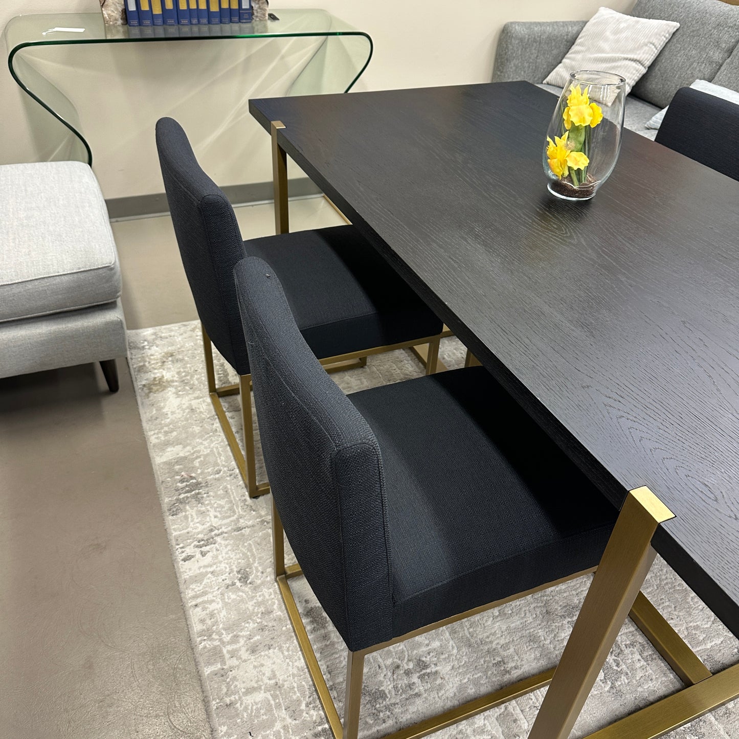 Article Oscuro Dining Set