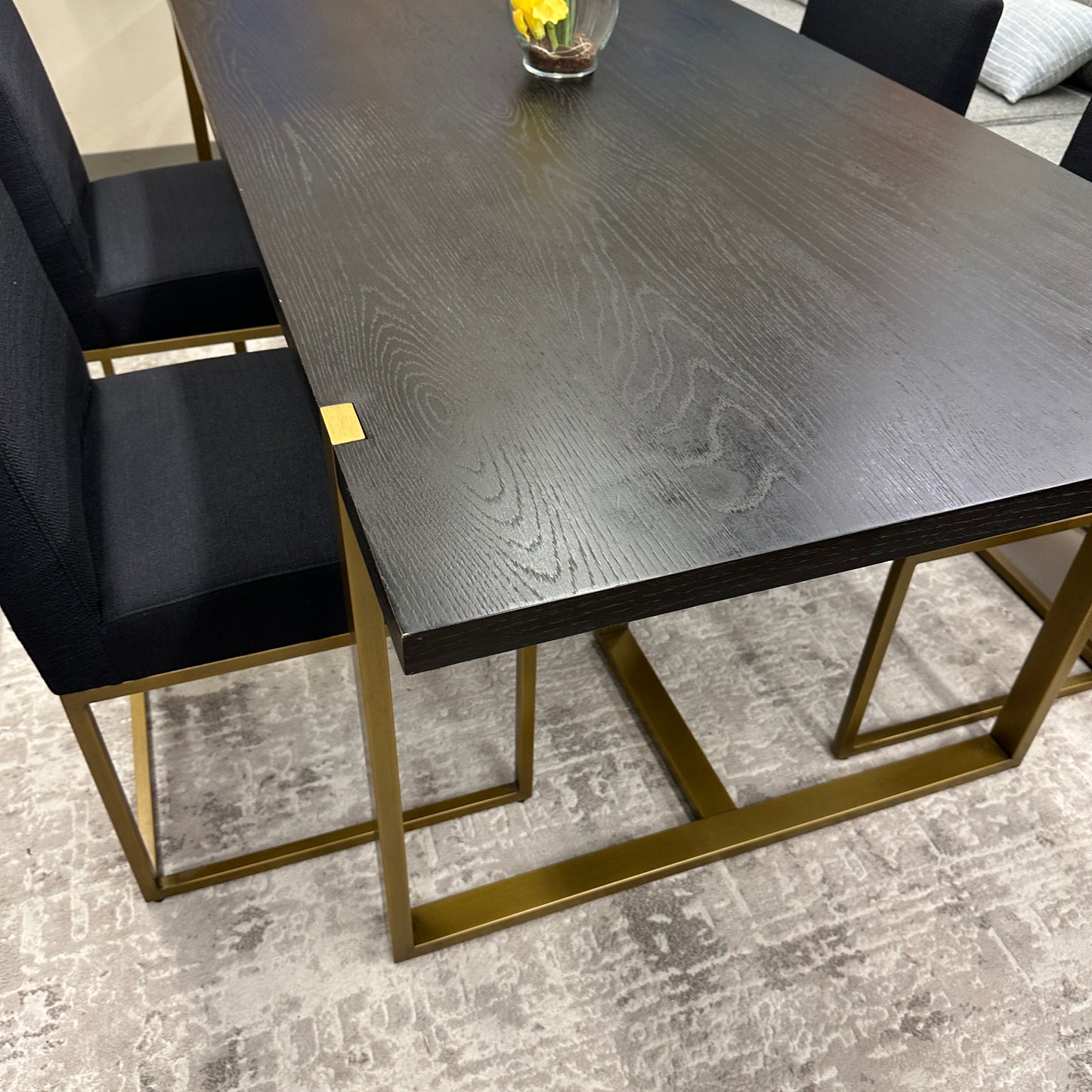 Article Oscuro Dining Set