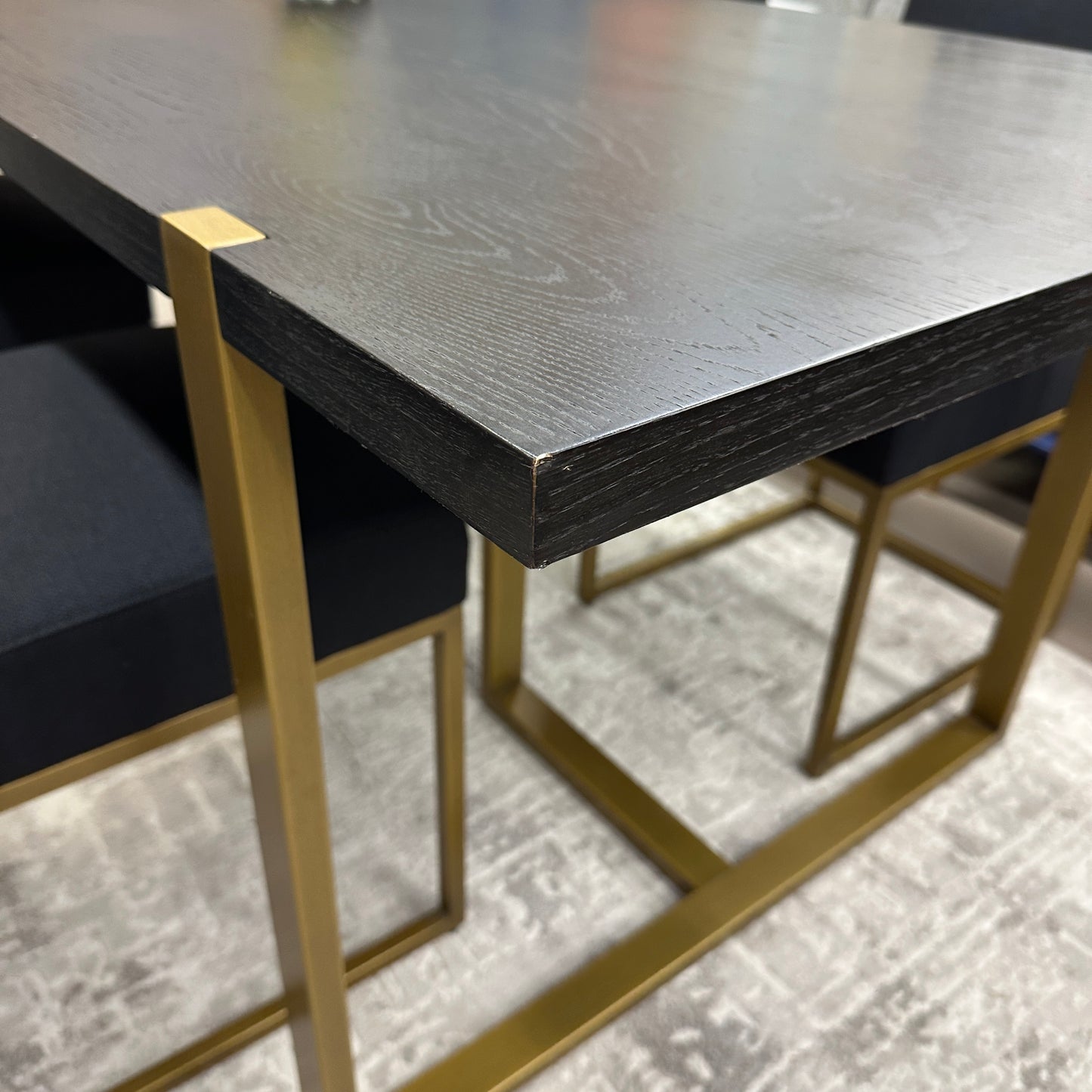Article Oscuro Dining Set