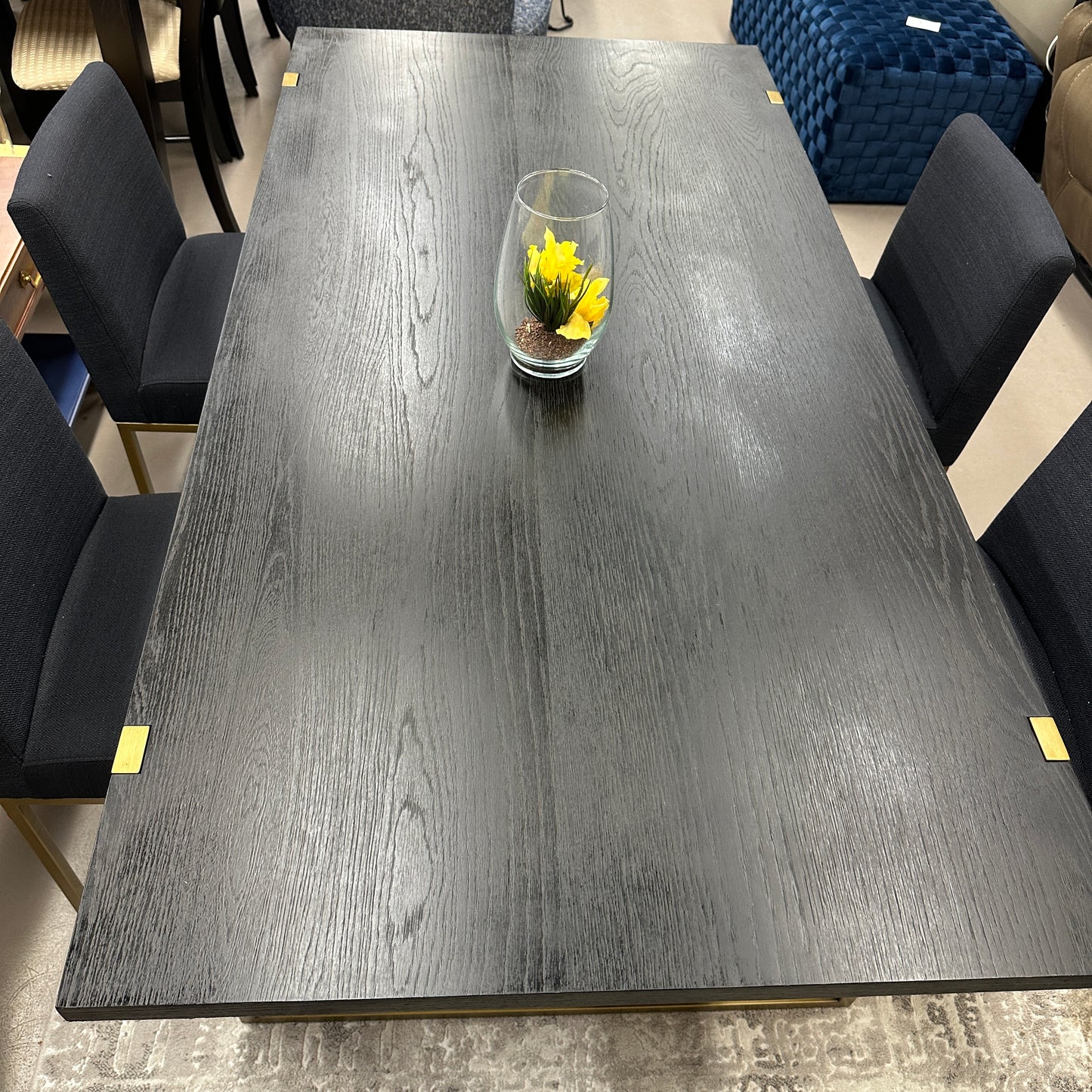 Article Oscuro Dining Set