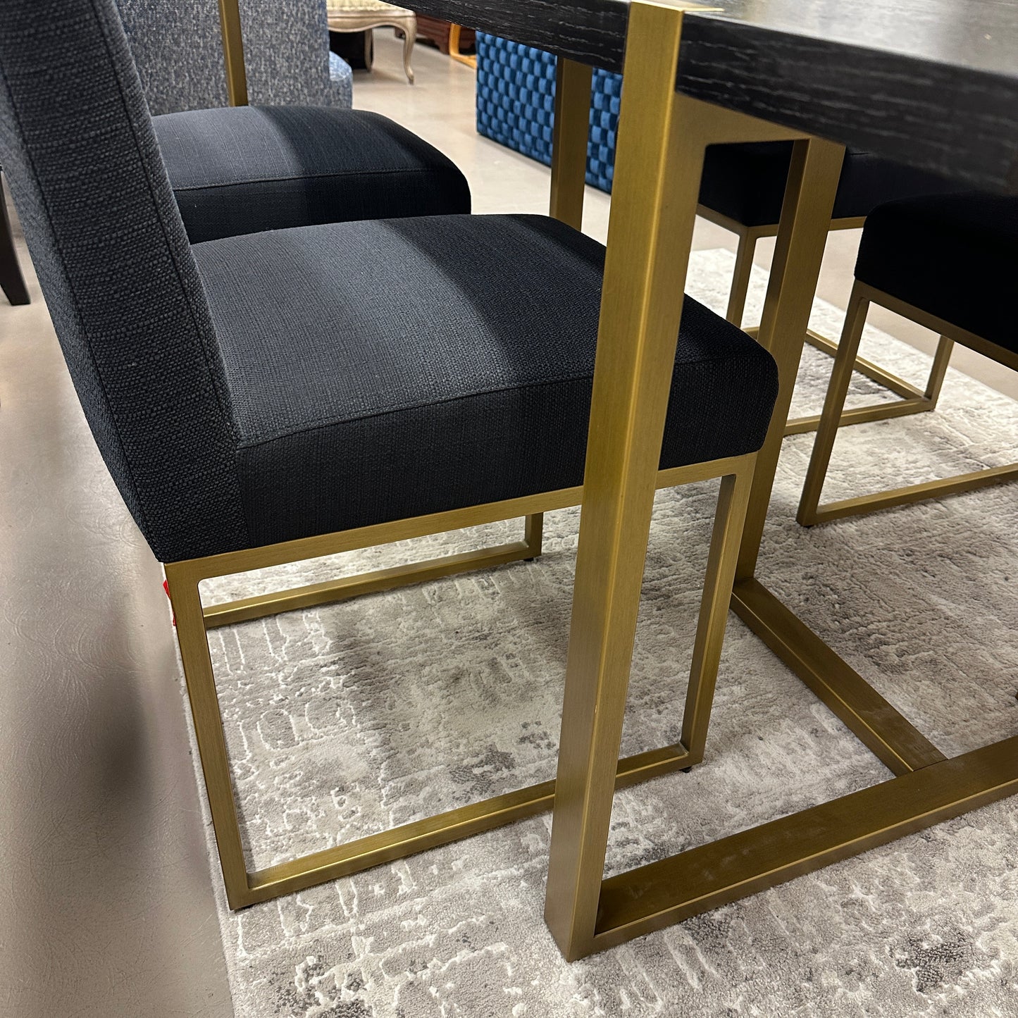 Article Oscuro Dining Set