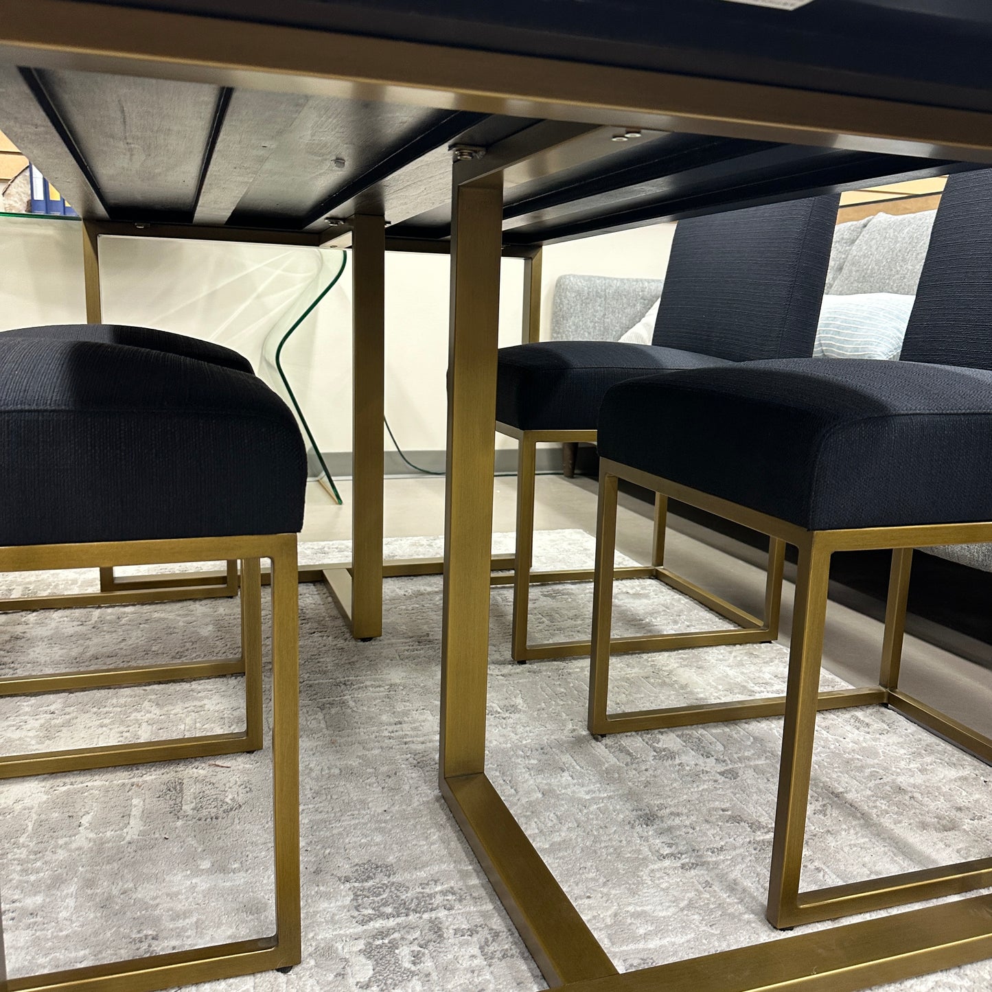 Article Oscuro Dining Set