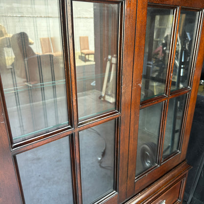 Lane Furniture Sliding Door Display Cabinet