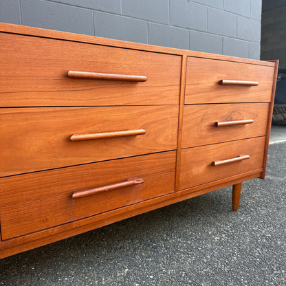 Mid-Century Modern Teak 9 Drawers Dresser