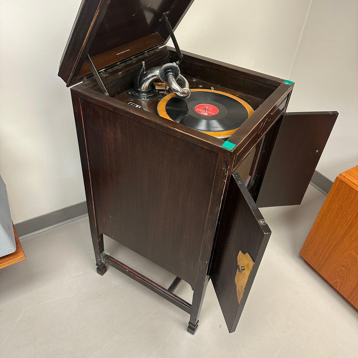 1920s Antique Victor Mahogany Phonograph