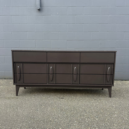 Victoriaville MCM  9 Drawers Dresser