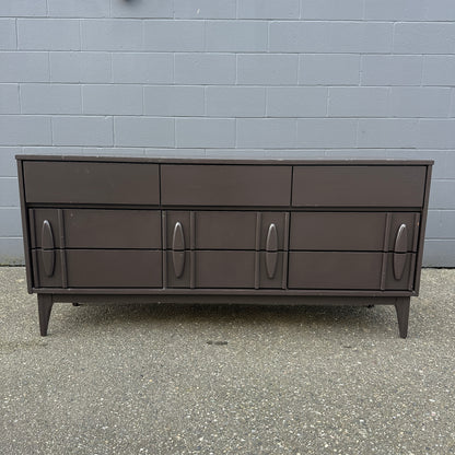 Victoriaville MCM  9 Drawers Dresser