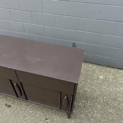 Victoriaville MCM  9 Drawers Dresser