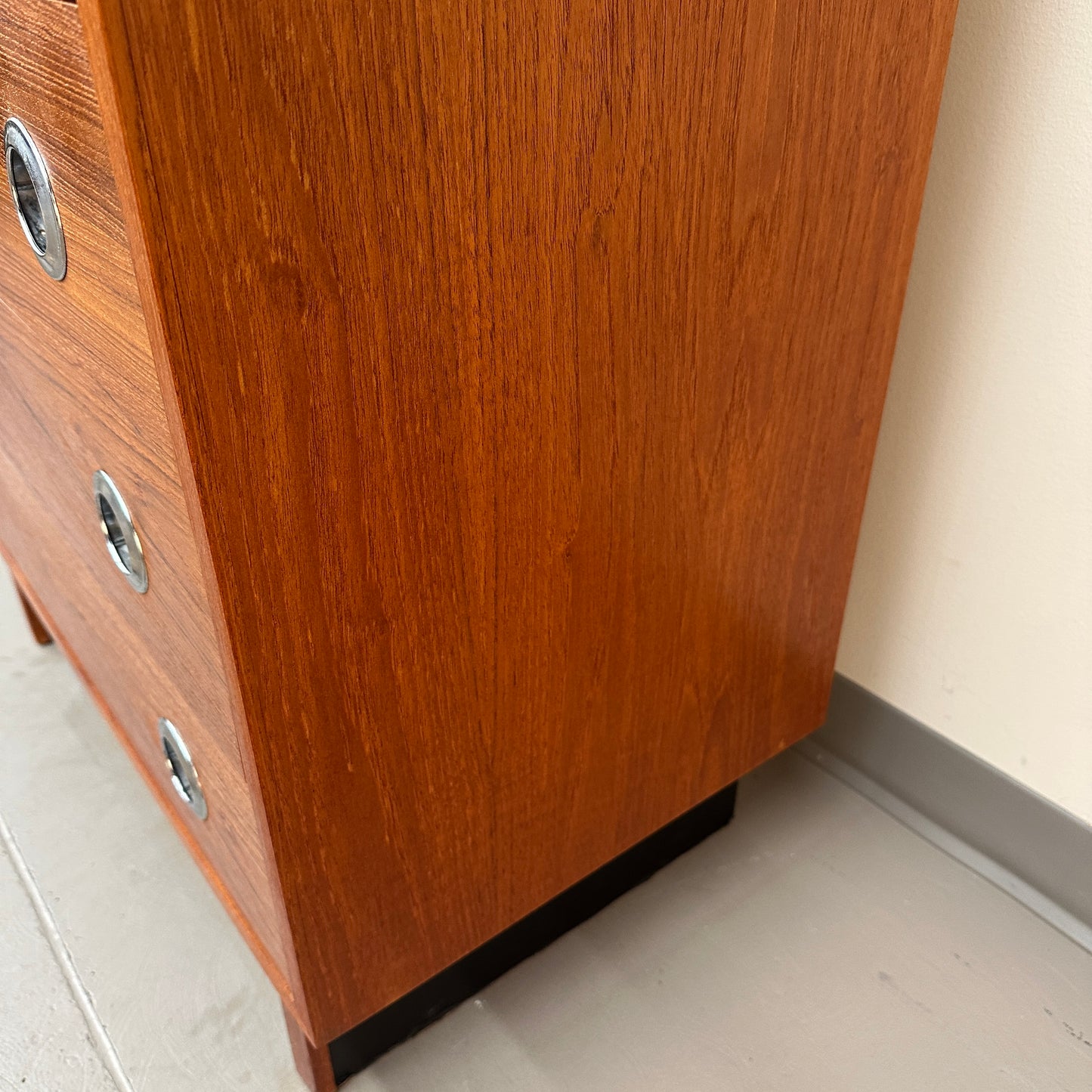 Mid-Century Modern Teak 5 Drawers Highboy Dresser